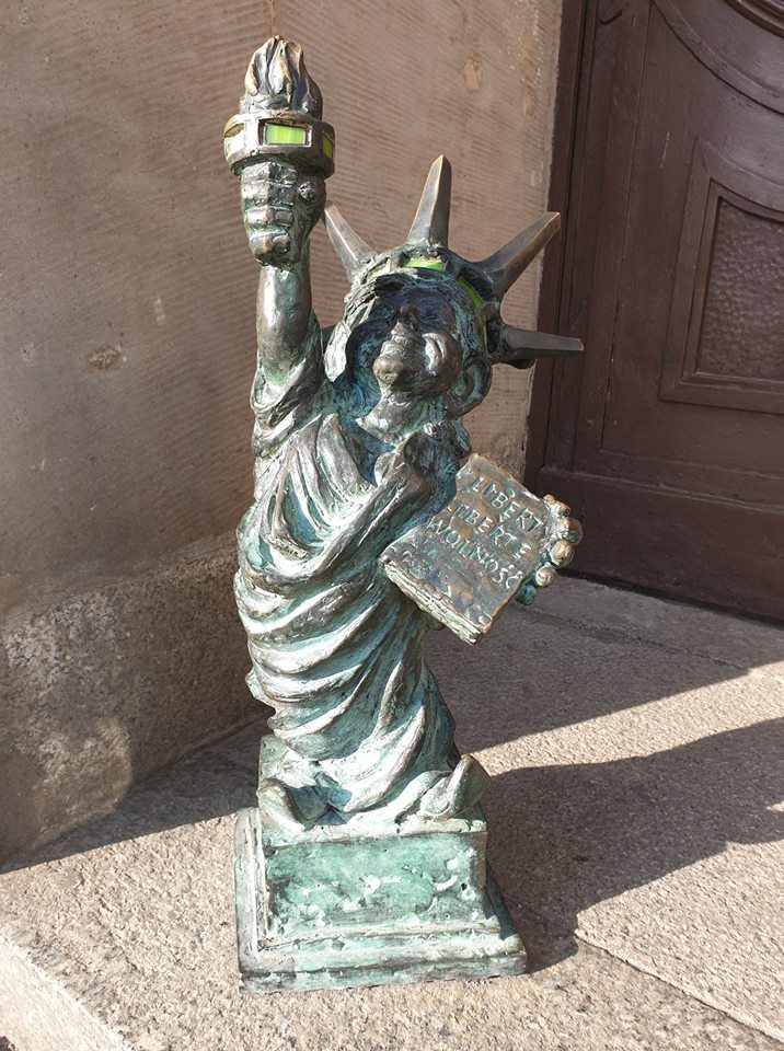 gnomo riproducente statua della libertà wroclaw