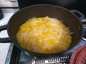Zuppa di cipolle in cottura