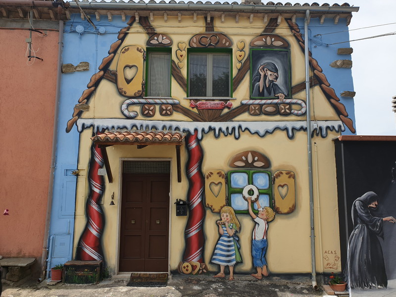 la casetta di hansel e gretel a Sant'Angelo di Roccalvecce